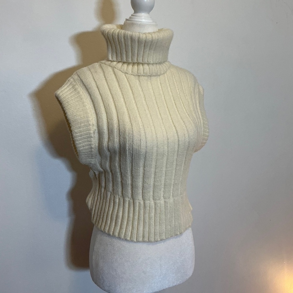 Dèluc Ivory Ribbed Turtleneck Sleeveless Sweater Top – Size XS